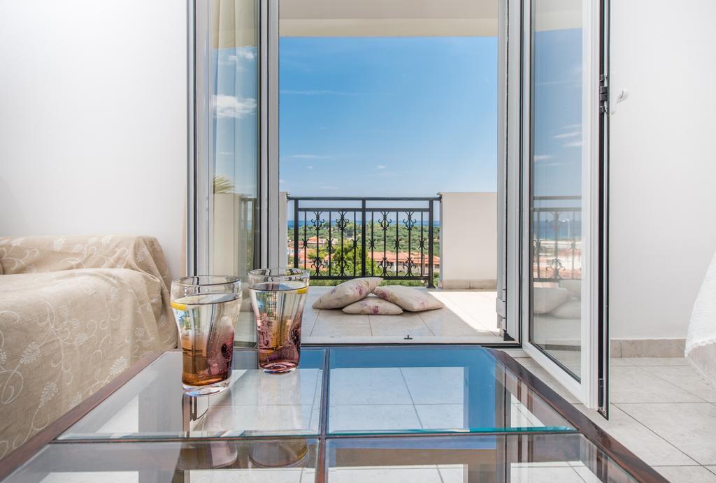 Yiannis Apartment Planos